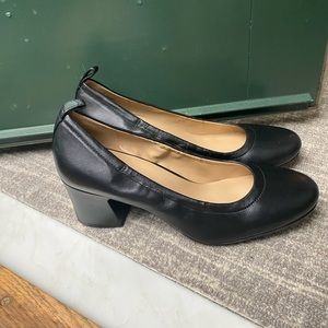 Naturalizer Round Toe 2.5 Inch Pump in Black Leather Size 9.5W